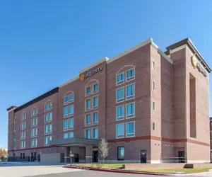 Photo 2 - La Quinta Inn & Suites by Wyndham Dallas - Frisco Stadium