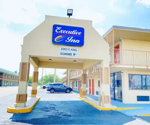 Photo 2 - Executive Inn Kingsville