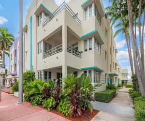 Photo 2 - Luxuri Suites