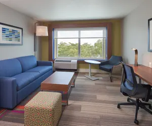 Photo 2 - Holiday Inn Express Doral Miami by IHG