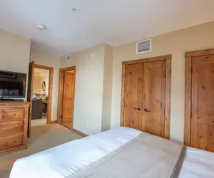 Photo 4 - Comfortable 1 Bedroom Slopeside Condo - No Cleaning Fee! by RedAwning