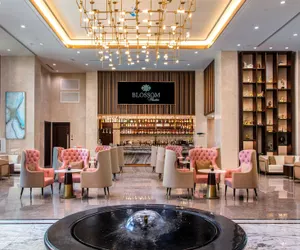 Photo 2 - Blossom Hotel Houston
