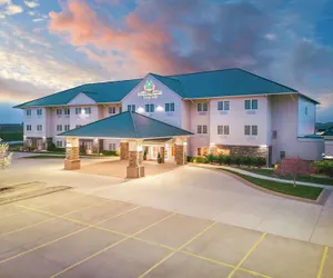 Photo 2 - Green Mill Village Hotel & Suites, BW Signature Collection