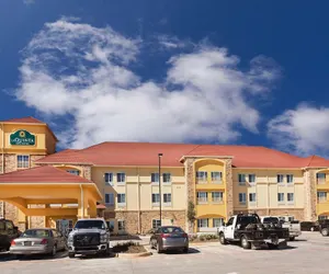 Photo 2 - La Quinta Inn & Suites by Wyndham Floresville