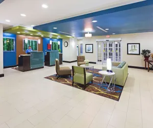 Photo 4 - La Quinta Inn & Suites by Wyndham Floresville