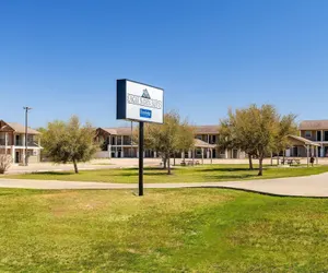 Photo 2 - Eagle's Den Three Rivers Texas a Travelodge by Wyndham