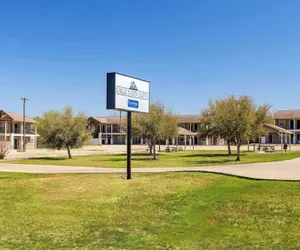 Photo 2 - Eagle's Den Three Rivers Texas a Travelodge by Wyndham