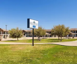 Photo 2 - Eagle's Den Three Rivers Texas a Travelodge by Wyndham