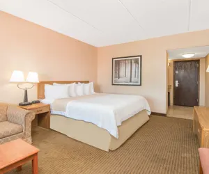 Photo 5 - Days Inn by Wyndham Duluth Lakewalk