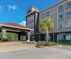 Photo 2 - La Quinta Inn & Suites by Wyndham Leesville Ft. Polk