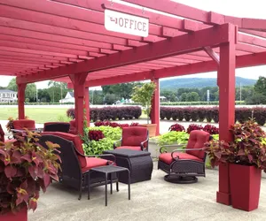 Photo 2 - Vinehurst Inn And Suites