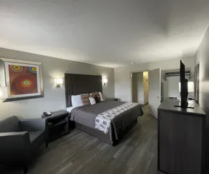 Photo 4 - Embassy Inn