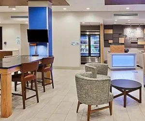 Photo 5 - Holiday Inn Express and Suites Griffin by IHG