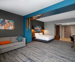 Photo 2 - La Quinta Inn & Suites by Wyndham Louisville NE/Old Henry Rd