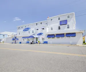 Photo 2 - Surf City Hotel