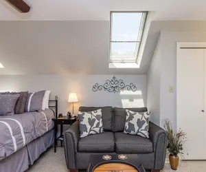 Photo 5 - Gastehaus Royal Oaks Studio Bedroom Apts by Redawning