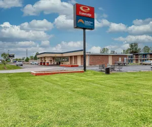 Photo 2 - Suburban Studios Neenah-Appleton