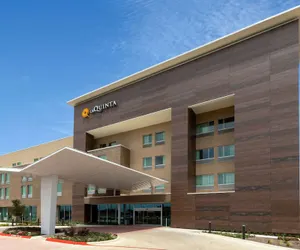 Photo 2 - La Quinta Inn & Suites by Wyndham Round Rock near Kalahari