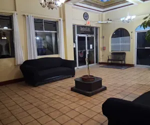 Photo 3 - Fairway Inn