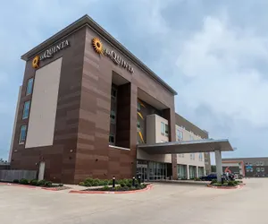 Photo 2 - La Quinta Inn & Suites by Wyndham Corpus Christi Southeast