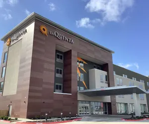 Photo 2 - La Quinta Inn & Suites by Wyndham Corpus Christi Southeast