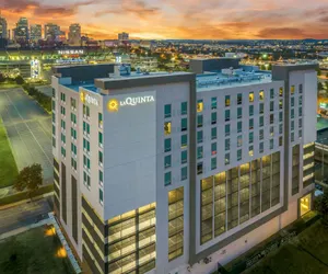 Photo 2 - La Quinta Inn & Suites by Wyndham Nashville Downtown / Stadium