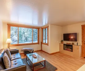 Photo 2 - Modern 1 Bedroom in Ski Trails Condo by Redawning