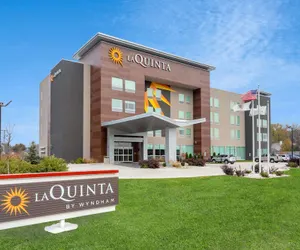 Photo 2 - La Quinta Inn & Suites by Wyndham Shorewood