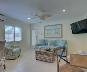 Photo 3 - Lulu's Key House Green 1/1 Upstairs