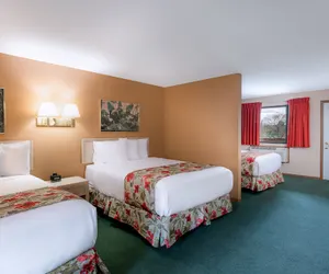 Photo 4 - Aloha Beach Resort