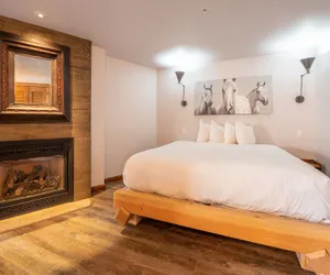 Photo 4 - Studio Efficiency Unit With Balcony Over Mountaineer Square 1 Bedroom Condo - No Cleaning Fee! by RedAwning