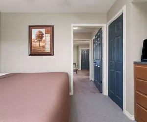 Photo 5 - Eagle's Den Suites Kenedy a Travelodge by Wyndham