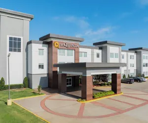 Photo 2 - La Quinta Inn & Suites by Wyndham Muskogee