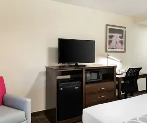Photo 3 - Downtown Hollywood Gardens Inn & Suites