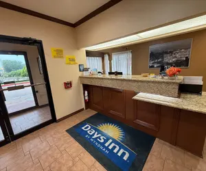 Photo 2 - Days Inn by Wyndham Navasota