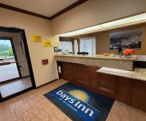 Photo 3 - Days Inn by Wyndham Navasota