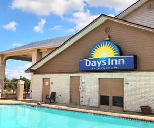 Photo 2 - Days Inn by Wyndham Navasota