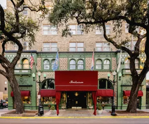 Photo 2 - The Pontchartrain Hotel