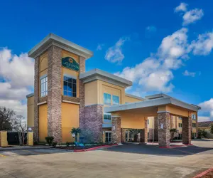 Photo 2 - La Quinta Inn & Suites by Wyndham Beeville