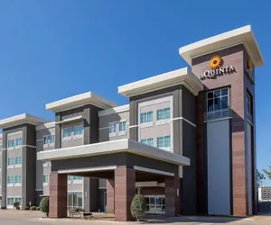 Photo 2 - La Quinta Inn & Suites by Wyndham Durant