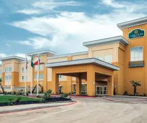 Photo 2 - La Quinta Inn & Suites by Wyndham Cotulla