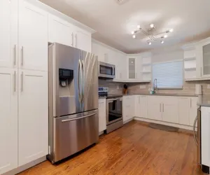 Photo 5 - Northwood Harbor Home 3 Bed/ 3 Baths, Beach, Shops & Restaurants