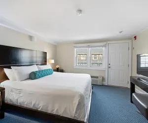 Photo 5 - The Heights Hotel