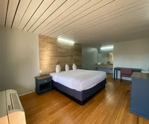 Photo 2 - Discovery Inn Macon