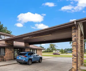 Photo 2 - Wautoma Inn by OYO Near Airport WI 73