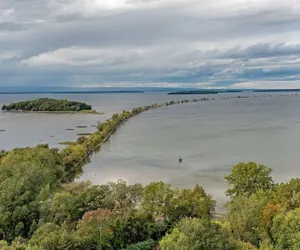 Photo 2 - Cozy Colchester Cabin near Lake by RedAwning