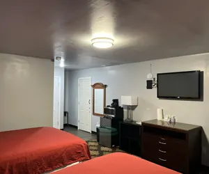 Photo 4 - Midway Motel