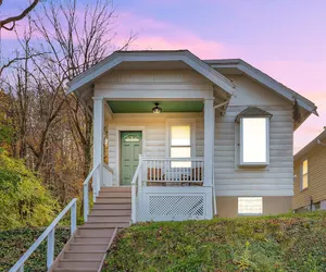Photo 2 - Cozy Cottage In The Heart Of Hyde Park 1 Bedroom Home by RedAwning