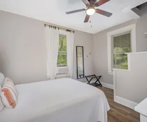 Photo 4 - Cozy Cottage In The Heart Of Hyde Park 1 Bedroom Home by RedAwning