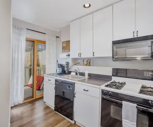 Photo 5 - Cozy Cottage In The Heart Of Hyde Park 1 Bedroom Home by RedAwning